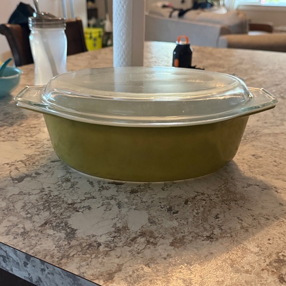 Pyrex 2 1/2 qt Green Glass Baking Dish with Lid - Picture 1 of 5